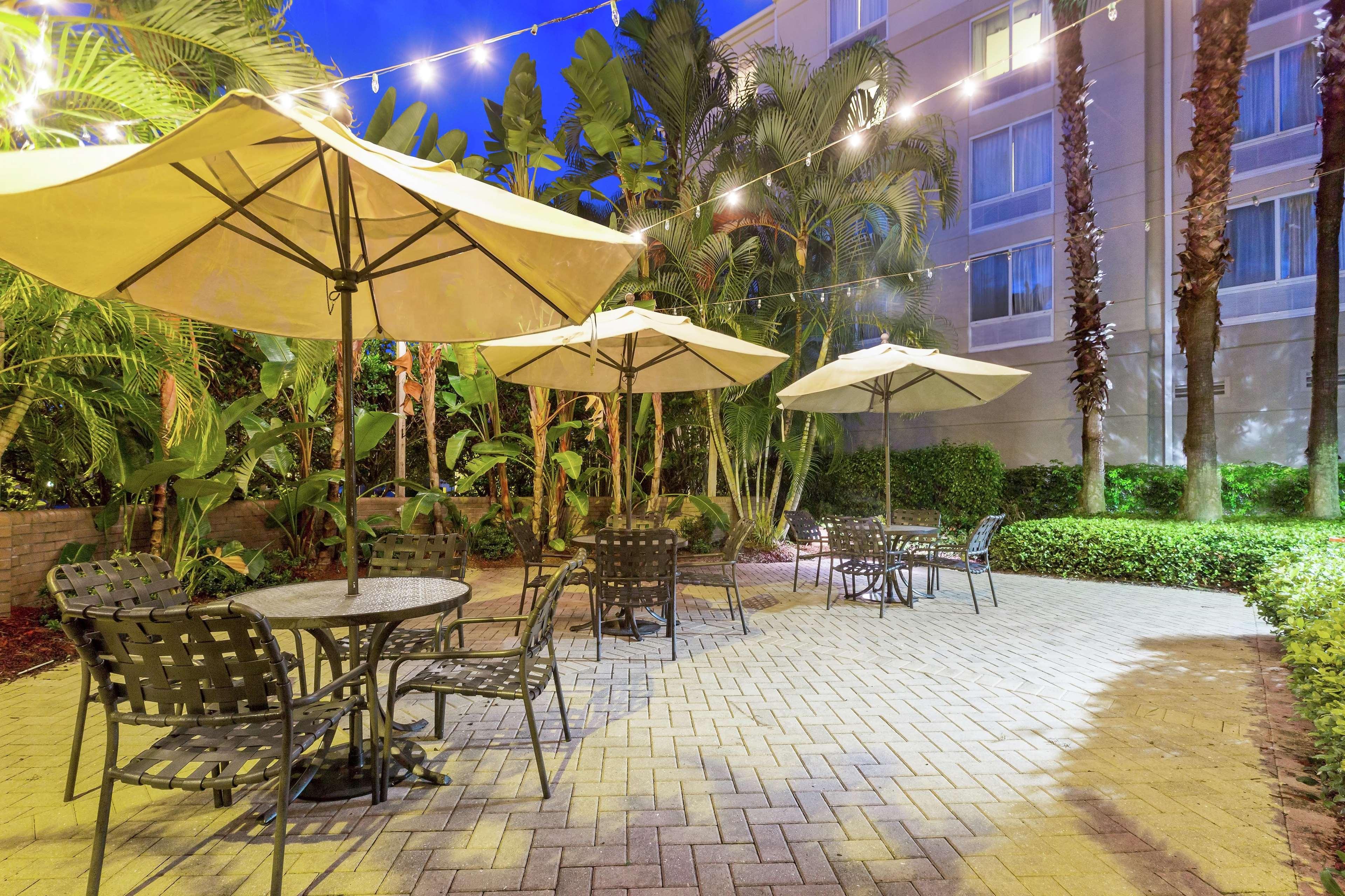 Hilton Garden Inn Fort Myers Exterior photo