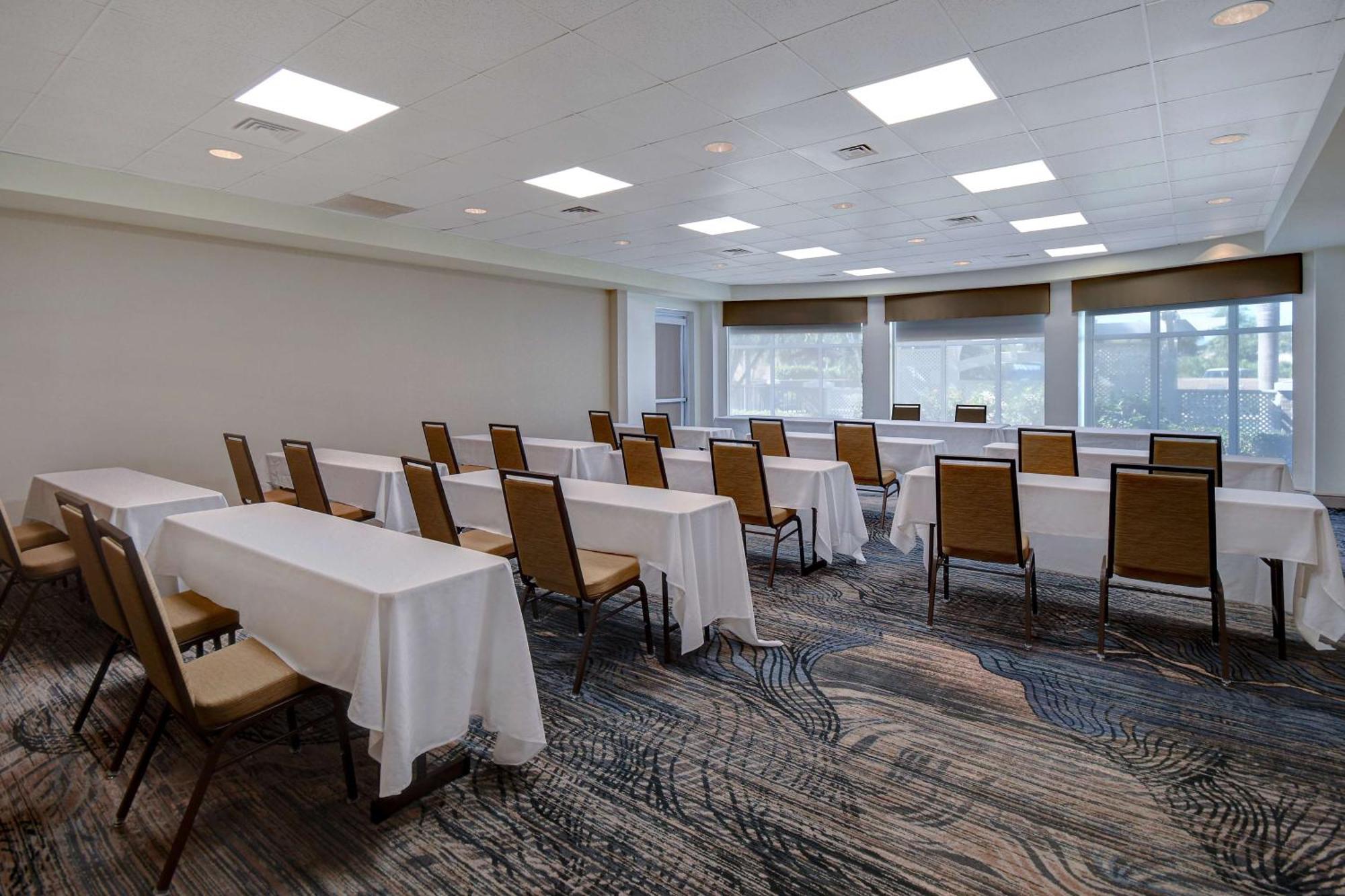 Hilton Garden Inn Fort Myers Exterior photo