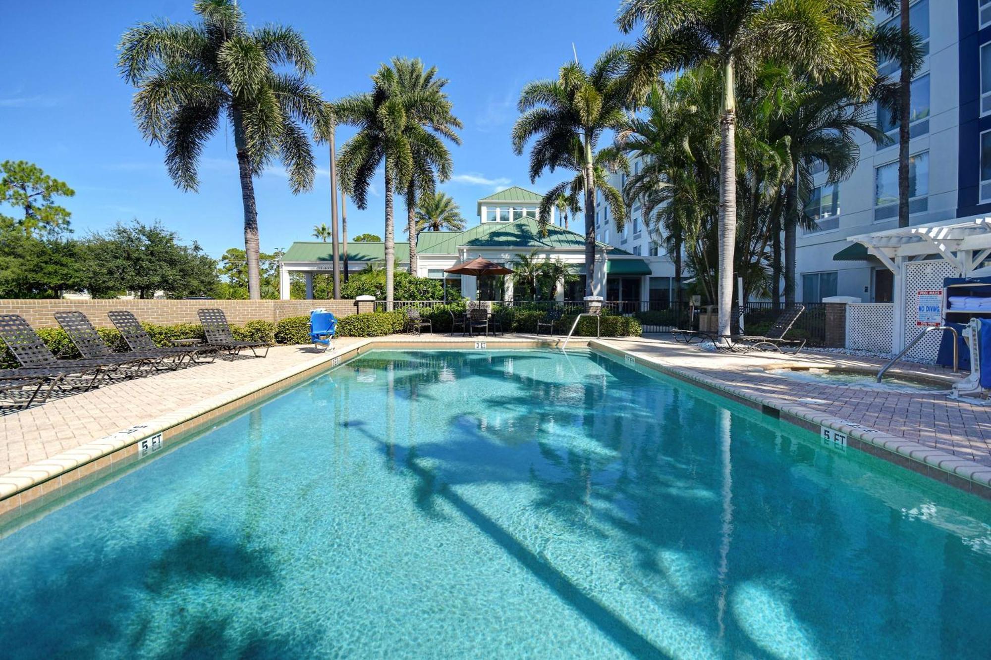 Hilton Garden Inn Fort Myers Exterior photo
