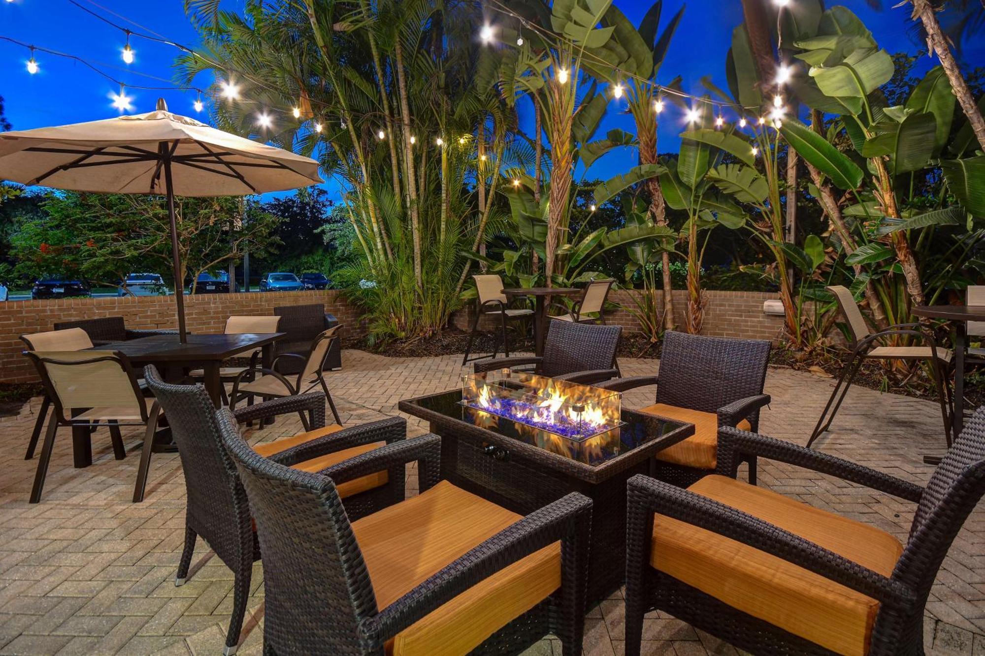 Hilton Garden Inn Fort Myers Exterior photo