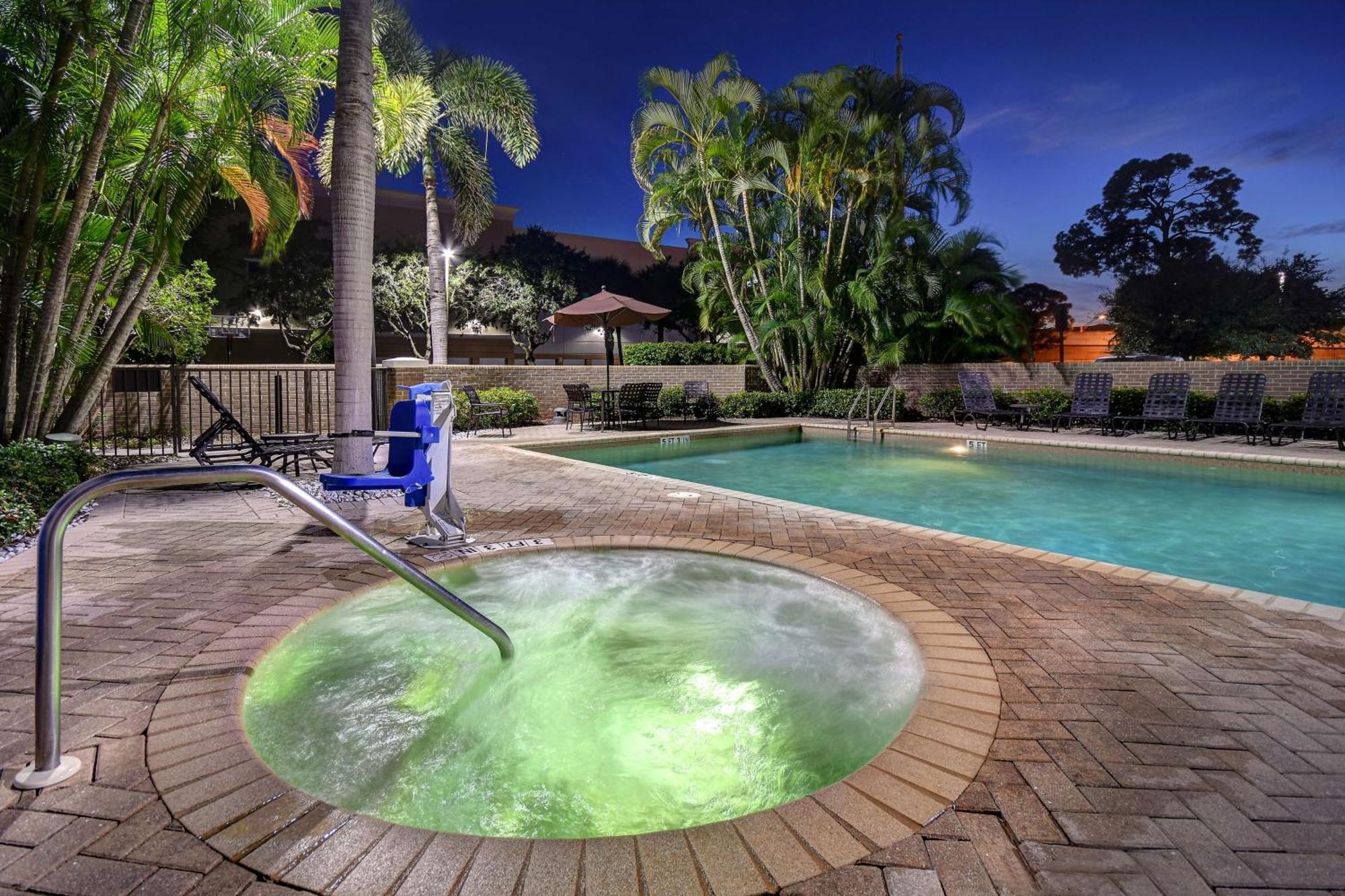Hilton Garden Inn Fort Myers Exterior photo