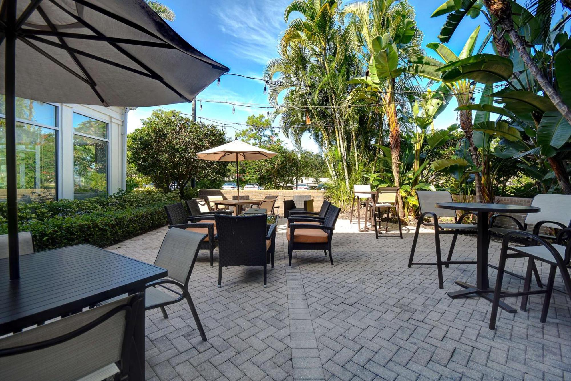 Hilton Garden Inn Fort Myers Exterior photo